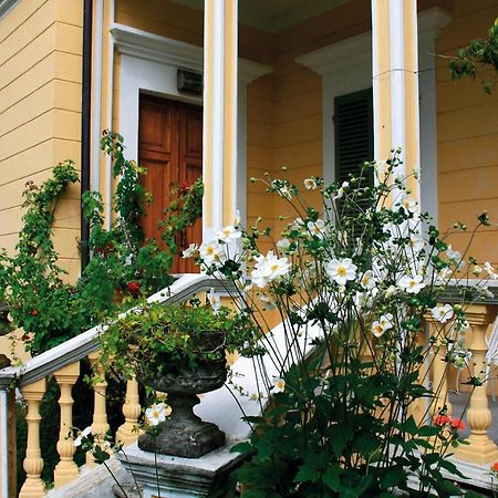 Villa D'Azeglio 알비아노디브레 외부 사진